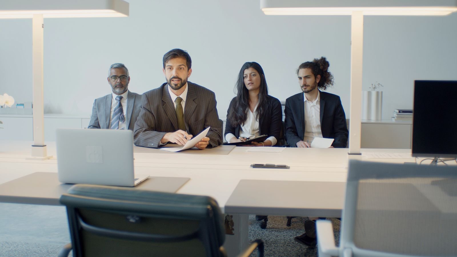 Equipa diversa numa videoconferência de negócios internacionais