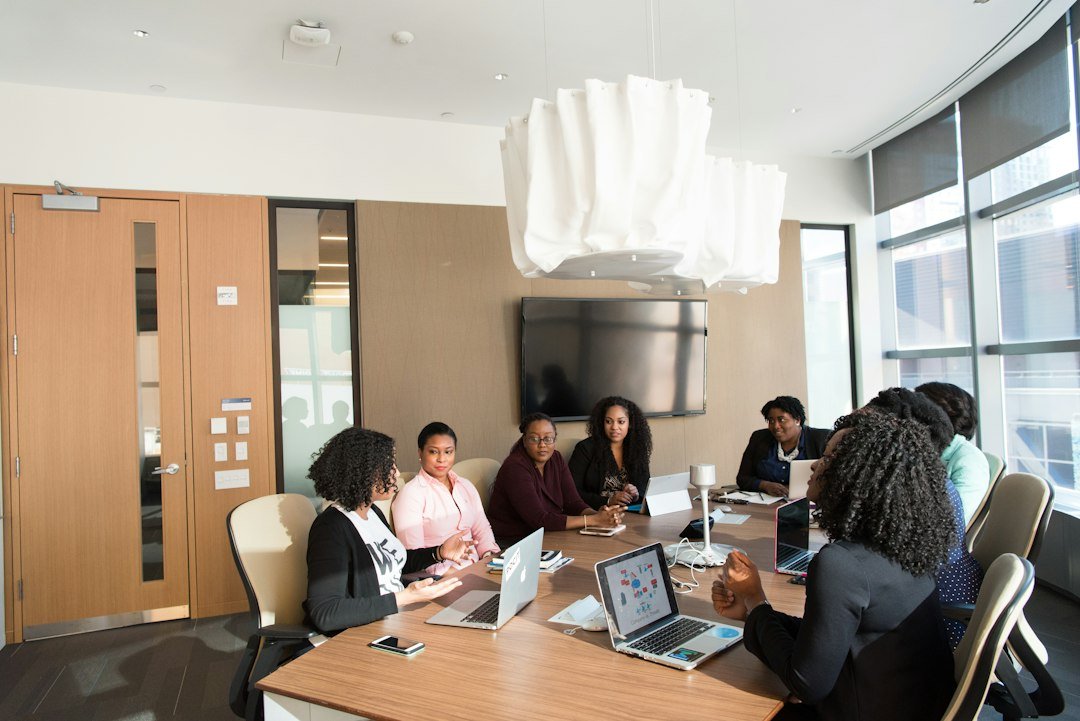 Equipa em conversa aberta e solidária no local de trabalho