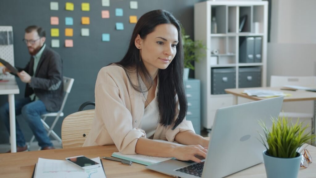 Profissional experiente a trabalhar com computador num escritório moderno